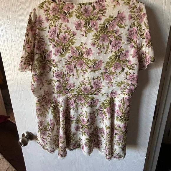 torrid Cream Floral Lace-Trim V-Neck Blouse - Picture 4 of 4